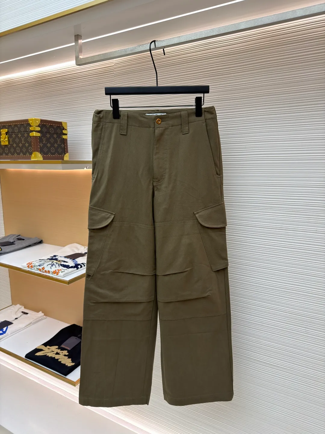 Acne Studios label work trousers ●Original version: Purchased and developed for 5100 ●Item number: 1681397-B20 ●Fabric: Finely woven fine-grain woven fabric ●Technology: Heavy-duty washing and production ●Color: Khaki ●Version: Fitted version ●Weight: about 865g ●Size: S-M-L-XL ●Description: Customized fine-grain woven luxury, excellent texture, comfortable and skin-friendly Khaki green interprets a new level of fashion. It comes from the color of nature. The Acne Studios label is decorated on the pocket to add the finishing touch. It adds brand recognition. It is practical and adds a tough temperament to the workwear style. The toughness is blended with low-key luxury. Showing a casual attitude, the template machine opens the bag. The preset template guides the position, shape and size of the bag opening. The accuracy ensures the quality of the bag opening effect. Heavy-duty washing of cloth batches Heavy-duty washing of cloth batches uses industrialized washing equipment and methods through a combination of physical and chemical means. Improve cleanliness and soft feel. The overall wiring is straight and delicate, the fabric is comfortable and soft, and the color is consistent without color difference. It can be matched with the same style to create a fashionable look and control various occasions. Customized accessories, complete with three standards, same style for men and women!